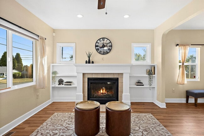 Building Photo - 126 E 43rd St Rental