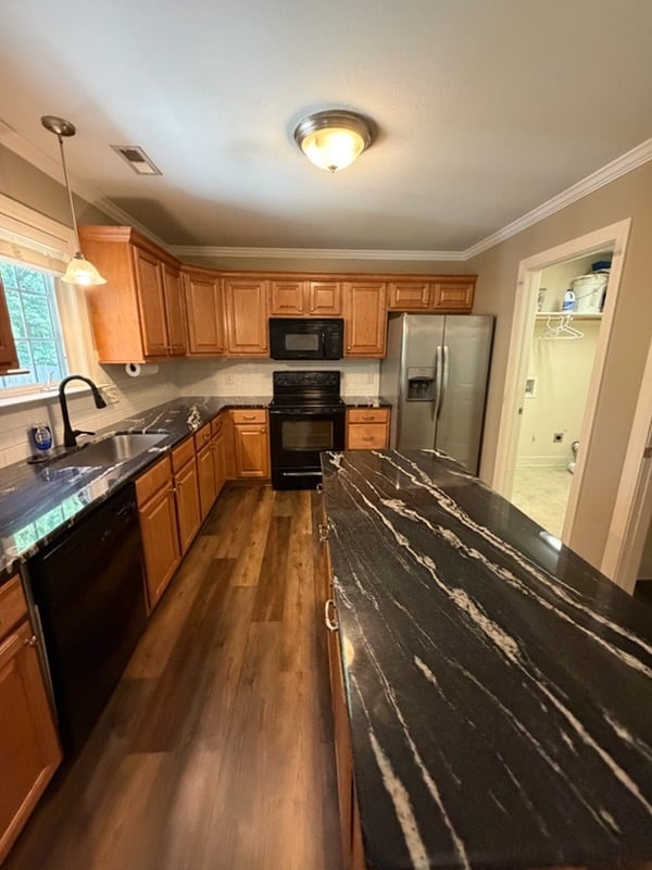 Granite countertops kitchen - 205 South Pointe Dr