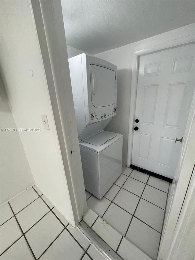 Photo - 2431 Plunkett St