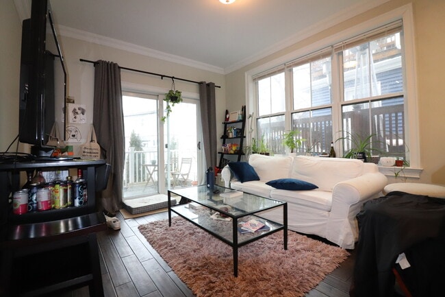 Photo - 140 Minden St