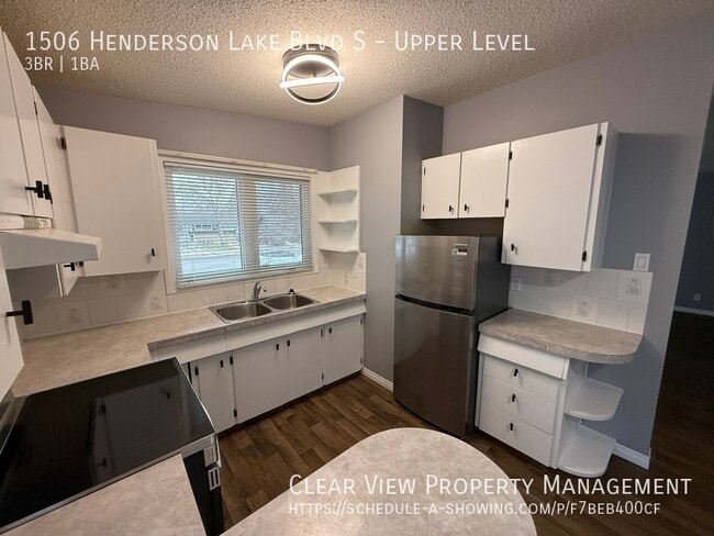 Photo - Centrally located 3 bedroom, 1 bathroom upper suite with UTILITES INCLUDED! Unit Upper Level