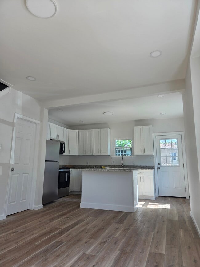 Photo - 76 W 5th St