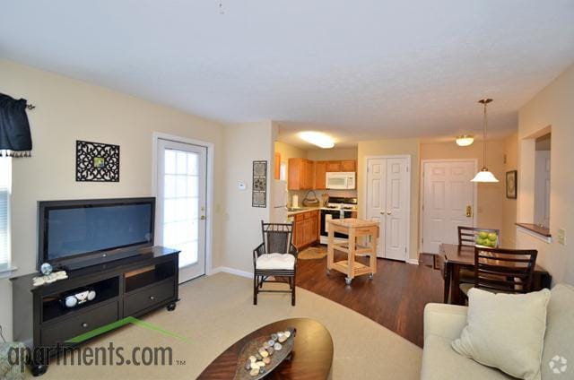 Sala/comedor - The Village East Apartments