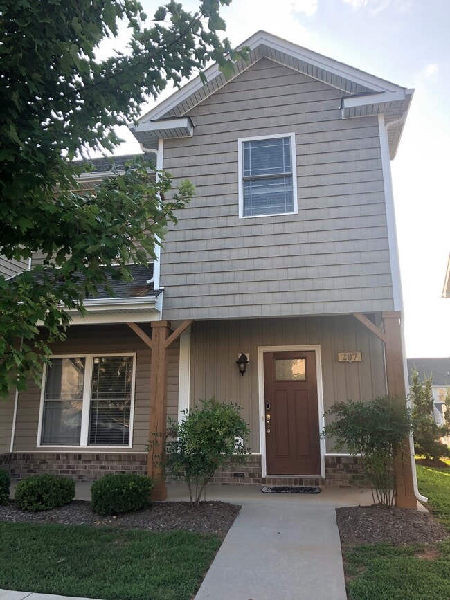 Photo - 207 Portico St