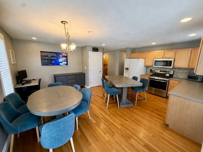 Building Photo - 571 Freeport St Unit 2