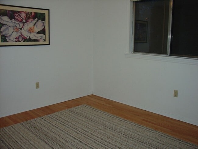 Building Photo - Greenwood Duplex Unit GreenWoodB_ROOM FOR RENT