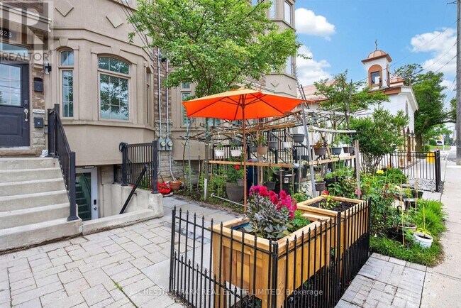 Photo - 2823 St Clair Ave E