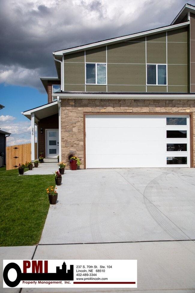 Photo - 4 Bedroom and 4 bathroom Duplex for Rent