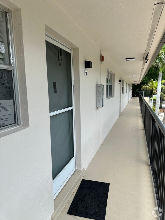 Building Photo - 1560 Colonial Blvd Unit 233 Rental