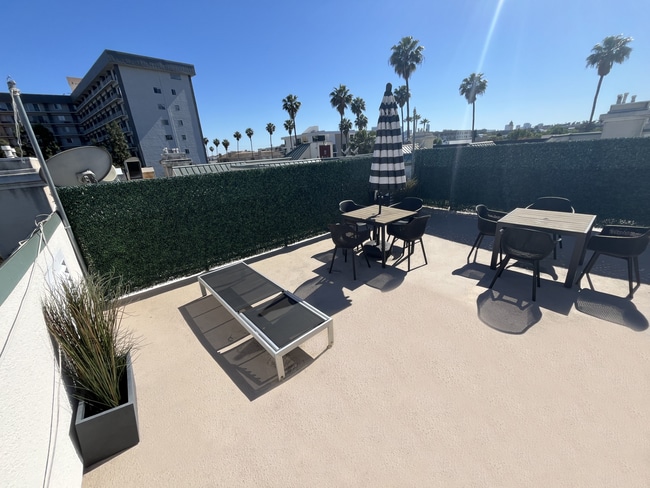 Photo - 114 North Doheny Drive