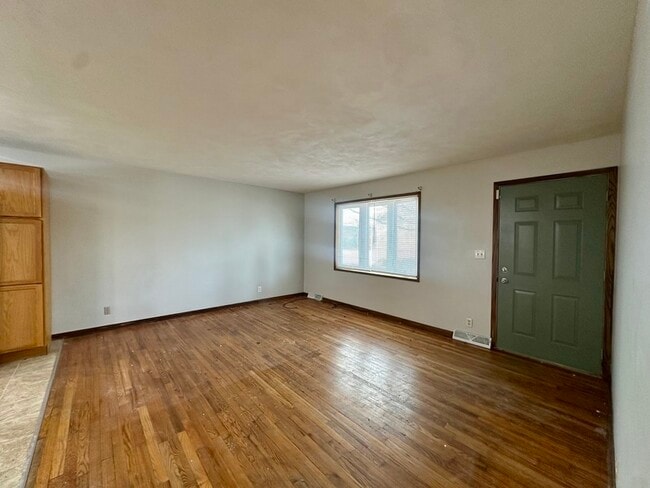 Building Photo - 4442 Rushmore Dr NE