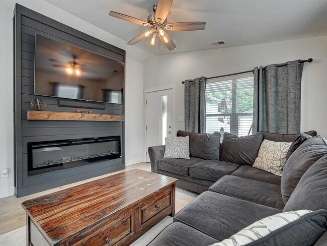 Photo - 580 Hennessy Way