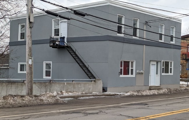 Building Photo - 17 Main St W Unit 2