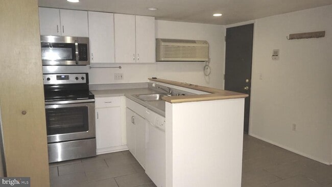 Photo - 1420 Hopkins St NW
