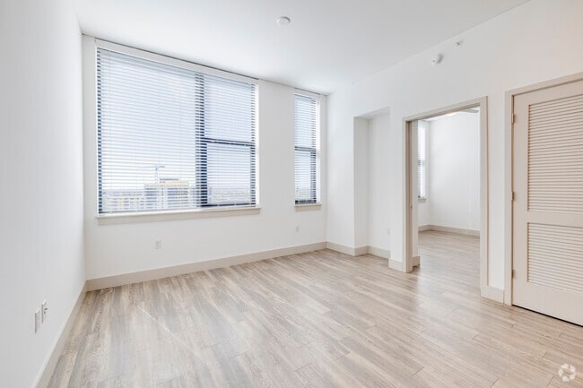 2BR, 2BA - 824SF - B6 - Living Room