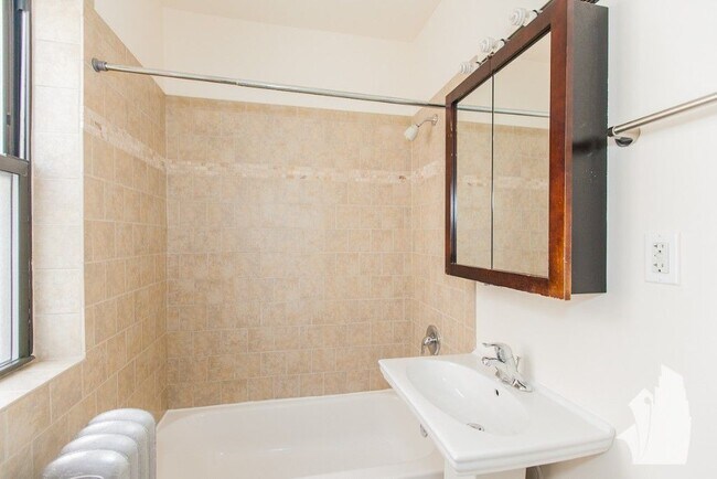 Photo - 4535 N Leavitt St