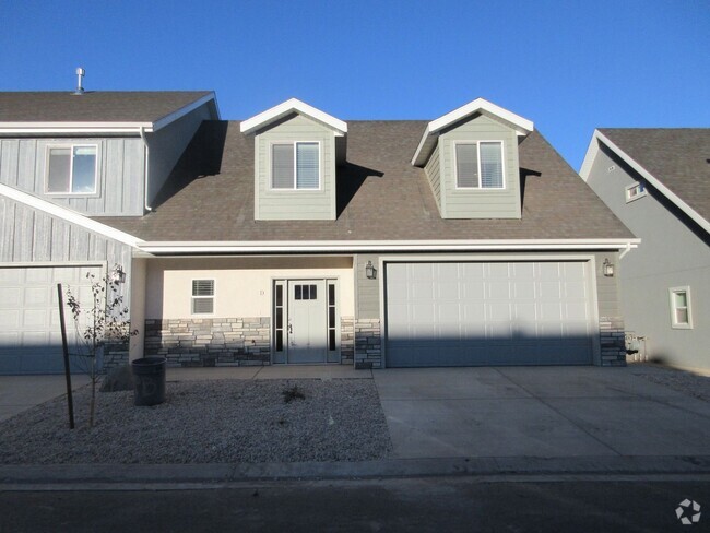 Building Photo - 4 bedroom - 2.5 Town home - Newer Construc...