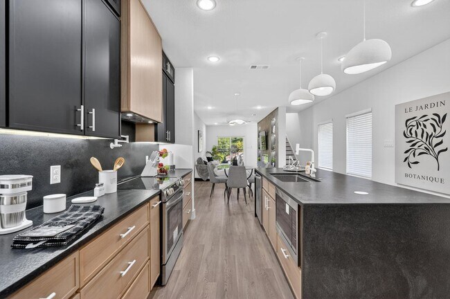 Photo - 2404 Dyson St