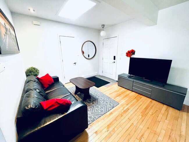 Building Photo - 4850 Rue Sainte-Catherine E Unit ID1228879P