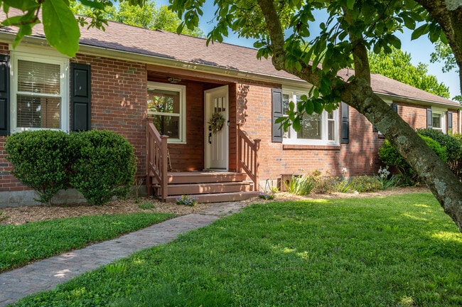 Building Photo - 582 Whispering Hills Dr