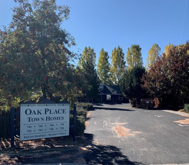 Photo - 748 NE Oak Place