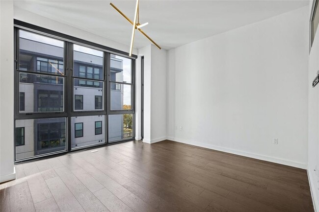 Photo - 800 Embassy Dr Unit 523