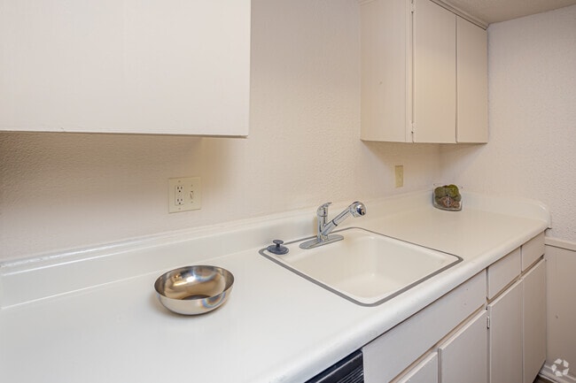 1BR, 1BA - 685-700SF