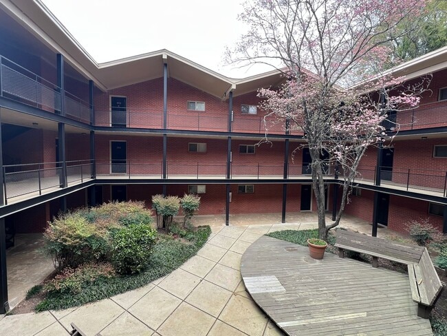 Building Photo - 2 Bed 1 Bath Apartment in Gated Community with Pool!