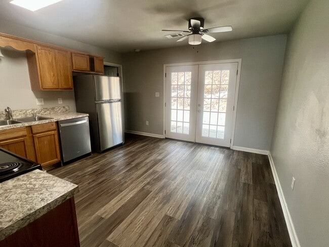 Photo - 1200 Oakview Dr