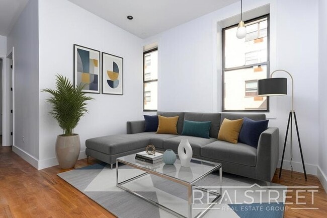 Building Photo - Spacious 3-Bedroom Apartment with Modern Finishes in Prime Bushwick