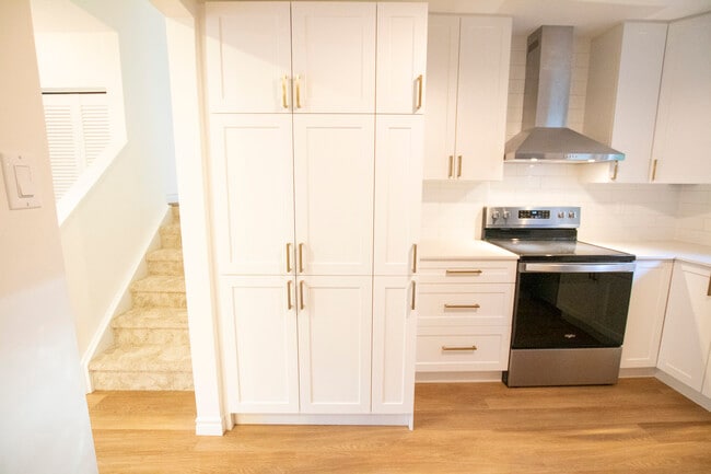 Photo - Byron Beauty! 2+ Den Home * Garage * Insuite Laundry * AVAIL NOW Unit UPPER