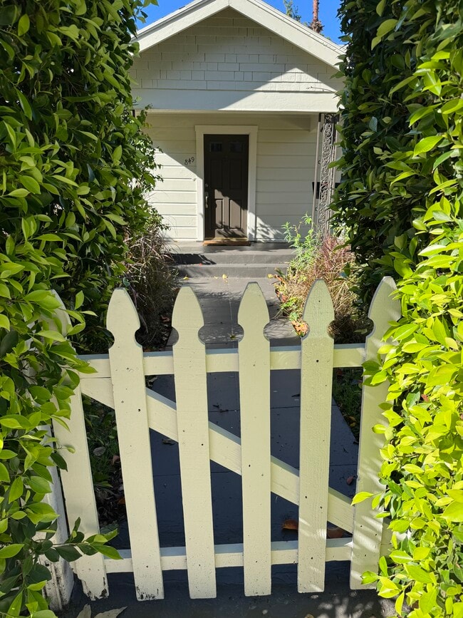 Photo - 849 N West Knoll Dr