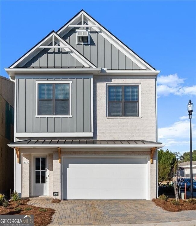 Building Photo - 136 Village Green Ave