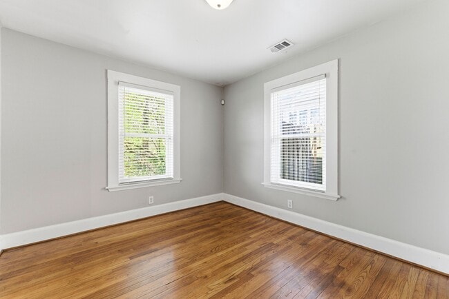 Photo - 202 Warren St SE