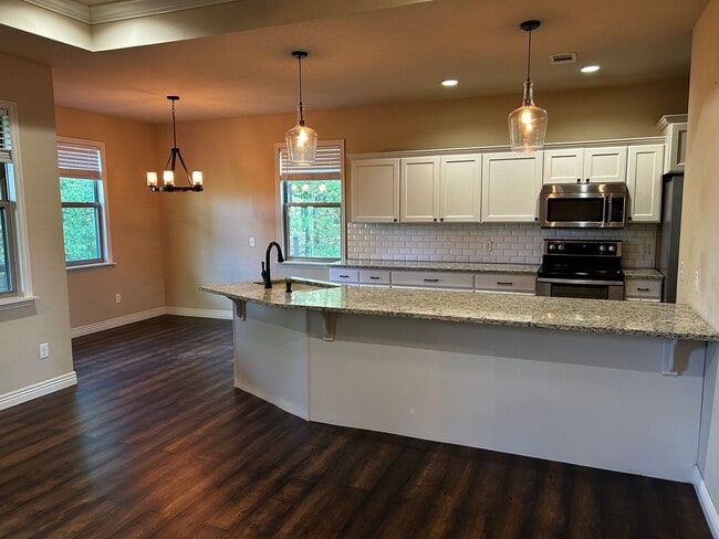 Photo - Private Treehouse Views - 3 Bed 2 Bath Home on Cul de sac!