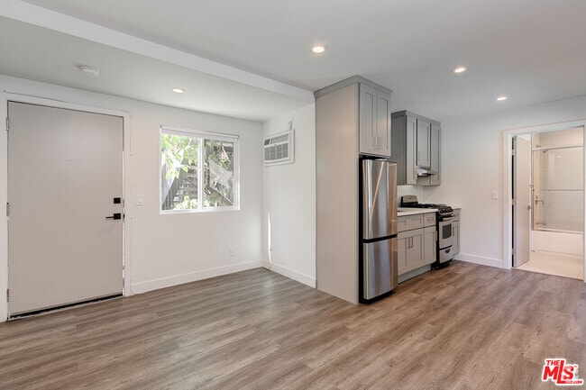 Building Photo - 4136 Grand View Blvd Unit 12 Rental