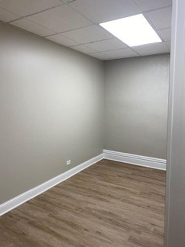 Building Photo - 123 E 9th St Unit 2G