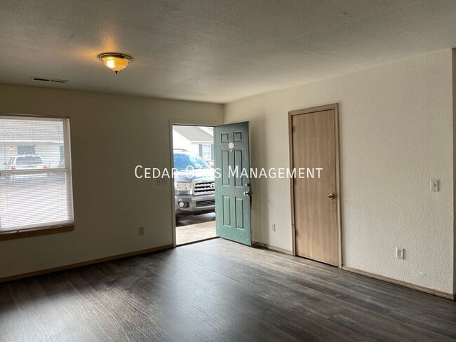 Photo - 208 Josie Pl