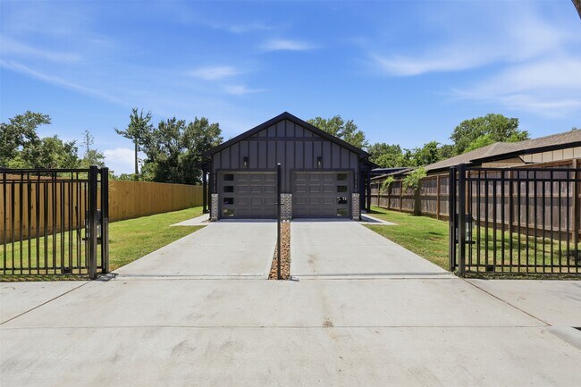 Photo - 5921 Mountwood St