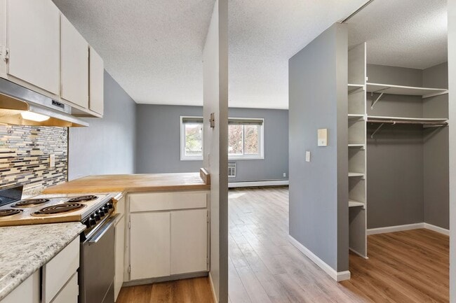 2616 Harriet Ave Unit 215