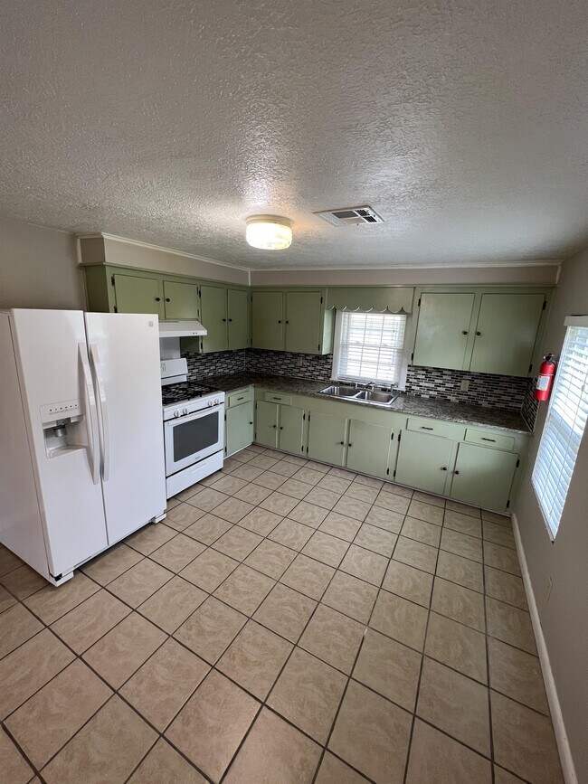 Photo - 570 Dewey Rd