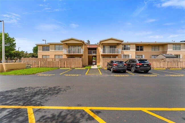 Building Photo - 4300 NW 79th Ave Unit 1E