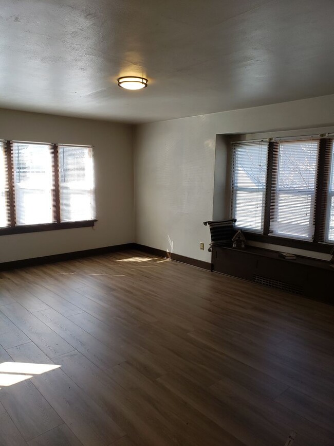 Photo - 935 NE Maple St