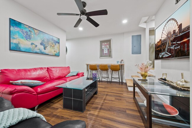 Photo - 3285 Marlanta Dr Unidad Beautiful East Cobb