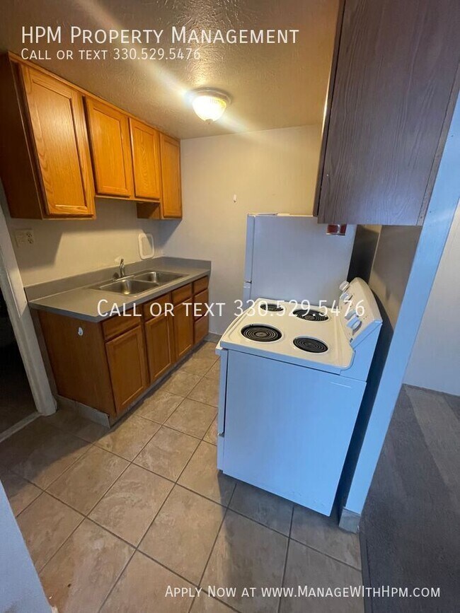 Photo - 20602 Lorain Rd Unidad B12