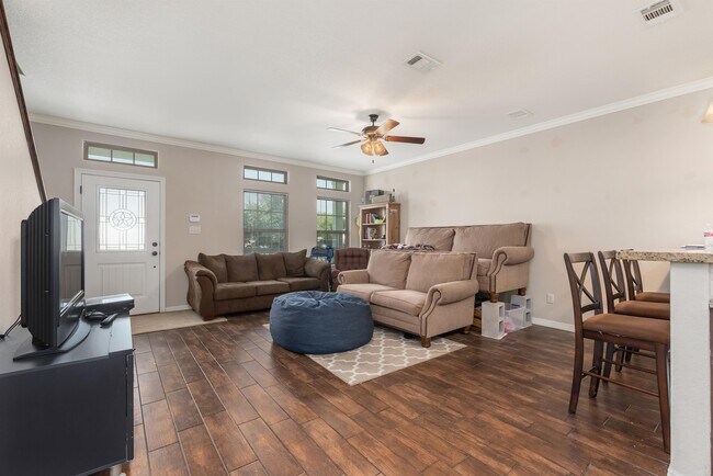 Photo - 102 Live Oak St