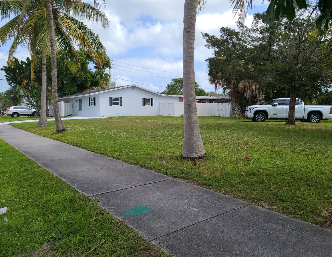 Photo - 3131 NE Savannah Rd