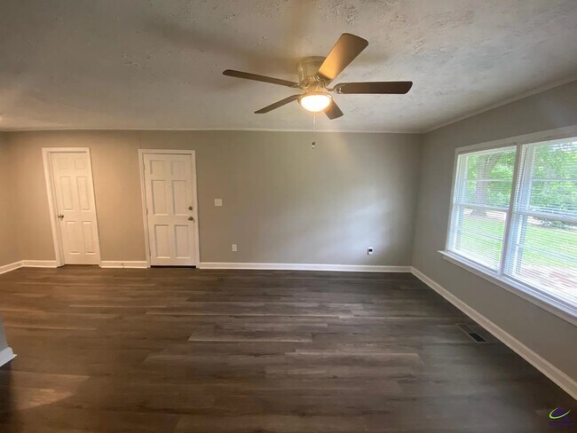 Photo - 827 Oak Ridge Dr