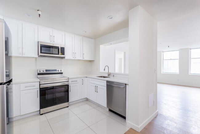 Interior Photo - Premiere Towers Rental