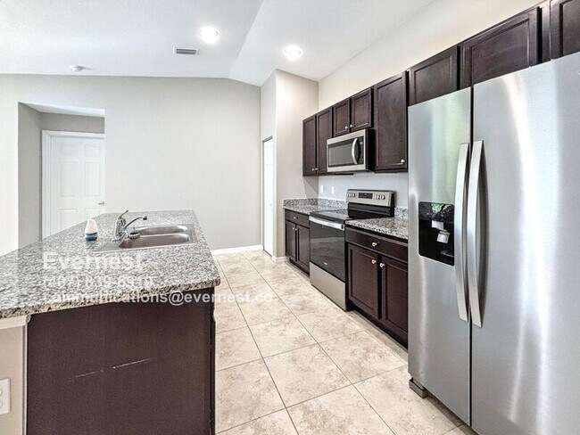 Photo - 795 Carousel St SE